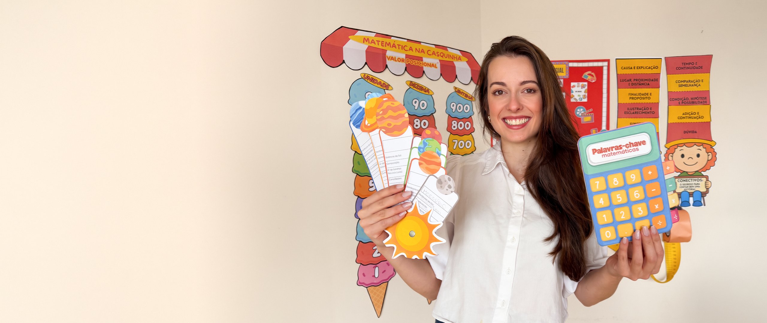 Professora Jaque Mendes segurando atividades de matemática